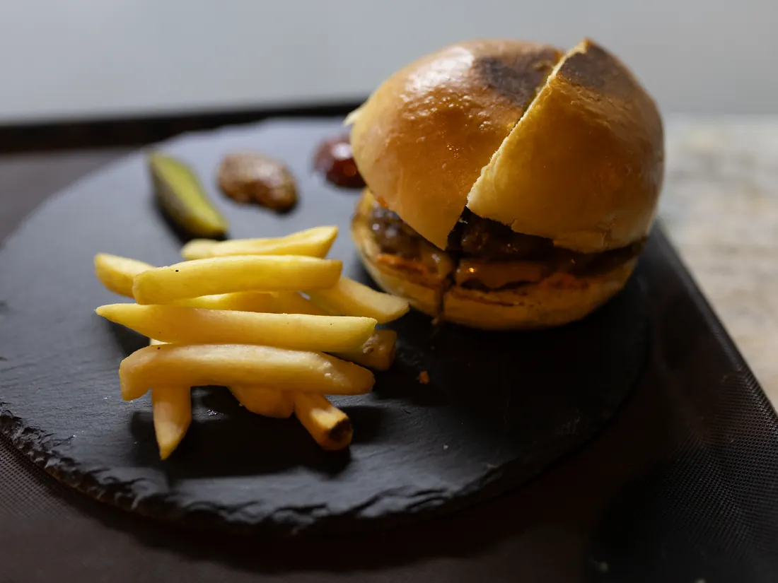 Hamburguesa de rib eye con pan brioche