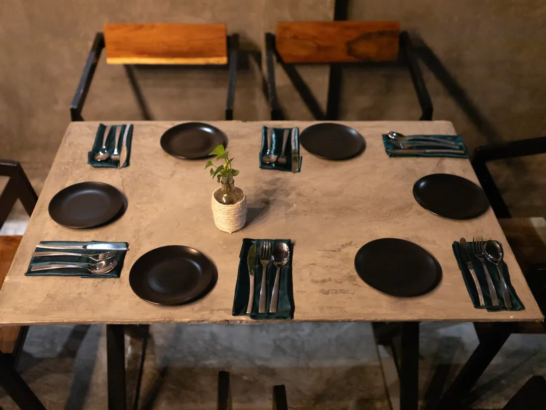 Mesa servida en el comedor