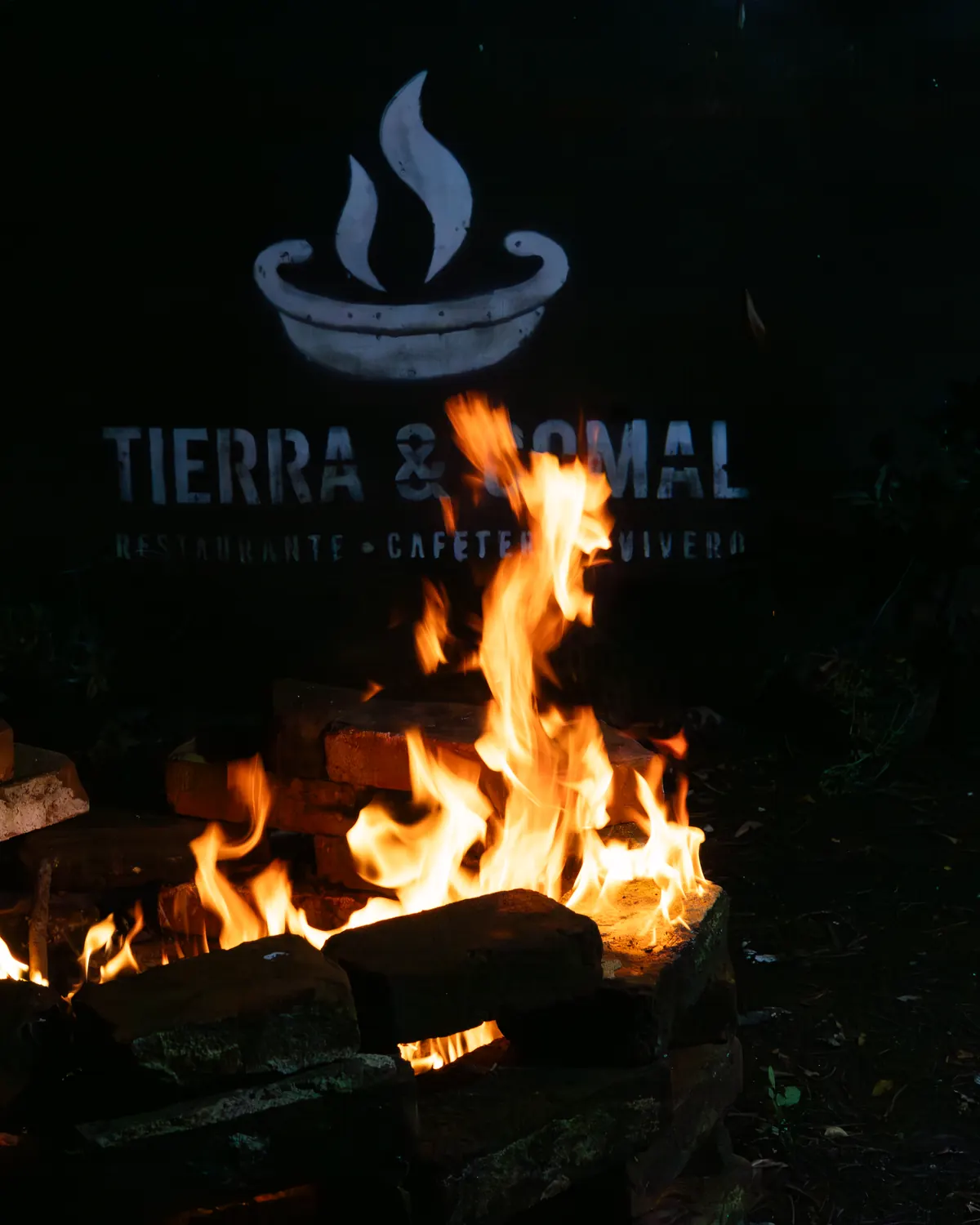 Fogata encendida en el patio de Tierra y Comal por la noche