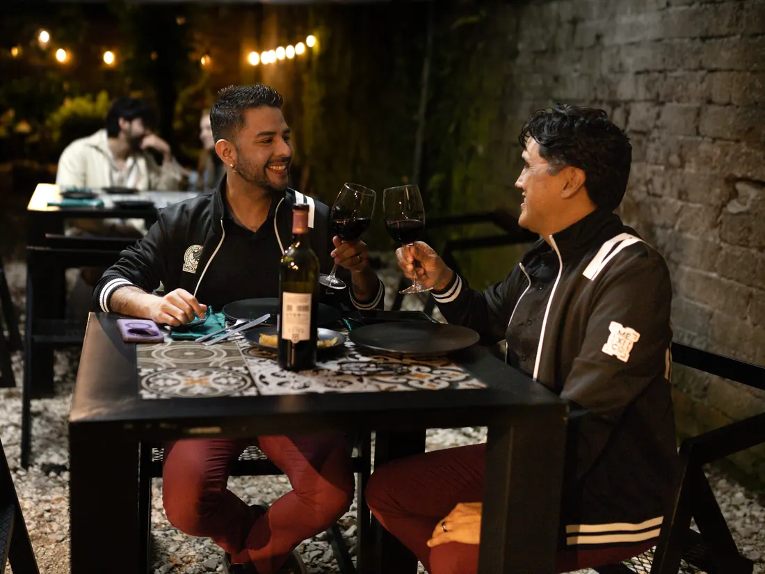 Gente disfrutando la noche en Tierra y Comal